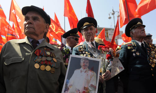 HAR FORTSATT MANGE TILHENGERE:  Her hyller ukrainske krigsveteraner Josef Stalin under en markering av krigsseieren. Foto: AP/Sergei Chuzavkov