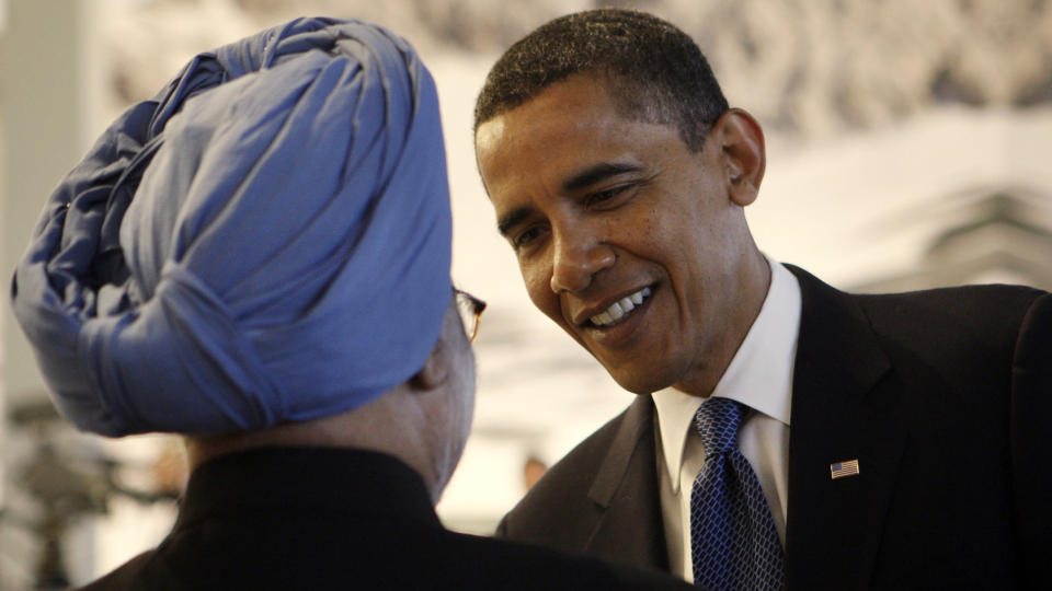 ENIGE: USAs president Barack Obama og Indias statsminister Manmohan Singh snakket sammen f�r G8-land og en rekke andre stater begynte samtaler torsdag. India, Kina og flere andre land skal v�re enige om at den globale temperaturstigningen m� begrenses til 2 grader. Foto: AP Photo/Haraz N. Ghanbari/SCANPIX
