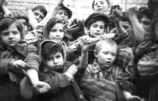 OVERLEVDE NAZISTENES GRUSOMHETER: Barn i Auschwitz II-Birkena 1945. Foto: REUTERS