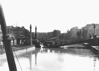 FRIGJ�RERE? Wien ble frigjort av Den r�de h�r i 1945, men befolkningen visste ikke helt hva de skulle tro om frigj�ringen. Umiddelbart begynte en voldsom plyndring, terror og voldtekter. Til dags dato vil ikke russiske myndigheter snakke om dette. Foto: SCANPIX