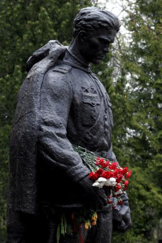 STRID OM BRONSESTATUE: I Estlands hovedstad Tallinn har denne statuen av en sovjetisk soldat skapt strid. Estere �nsker ikke � minnes Den r�de h�r, mens den store, russiske minoriteten i landet f�ler seg utsatt for anti-russiske stemninger.  EPA/Andrejs Strokins