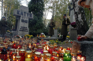 KATYN-MASSAKREN: I mars 1940 massakrerte sovjetiske soldater polske intellektuelle og milit�re i Katyn. Dette ble oppdaget i 1943, da tyske Wehrmacht fant massegravene. Nazistene brukte det etterp� kraftig i sin propaganda, men Sovjet innr�mmet ikke noe. Under hele kommunisttida skyldte Sovjet p� tyskerne. Foto: AP/Czarek Sokolowski