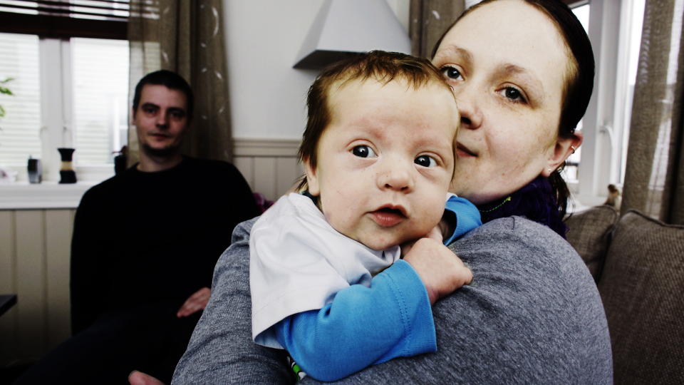T�FF START: Lille Fredrik var bare noen dager gammel da han ble reddet ut av gj�rmen fra raset sammen med mamma Trine Ingebrigtsen. I bakgrunnen pappa Kenneth S�ternes. Fredrik er n� fem mnd, men var to mnd da bildet ble tatt. Foto: Hans Arne Vedlog