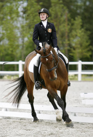 DRESSUR: Mariette Garborg (22) og hesten hennes Luthar (11) i aksjon under et stevne for funksjonshemmede i 2007.
Foto: Tor Erik Schr�der / SCANPIX