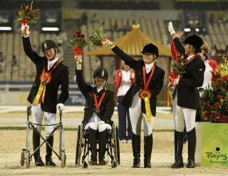 FIKK BRONSE: Under Paralympics i Kina i fjor fikk Mariette Garborg og lagkameratene bronsemedalje i dressurridning. Foto: AP Photo/Kin Cheung