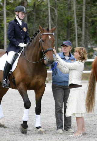 KONGELIG PREMIE:  Her overrekker prinsesse M�rtha Louise medalje til Mariette Garborg med hesten Luthar under et ridestevne for funksjonshemmede i 2007.
Foto: Tor Erik Schr�der / SCANPIX