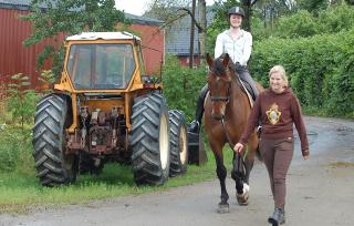P� LUTHARS RYGG: Etter den str�lende innsatsen under Paralympics i fjor, har Mariette Garborg (22) trappet ned ridingen. Her ledsages hun av Nina Conradi Karlsen (26) p� Hasle Ridesenter p� Nesodden. Foto: Asle Hansen