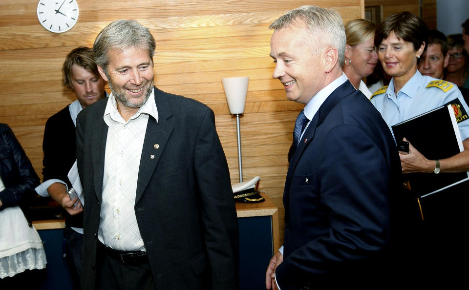 SE, DE SMILER!: Leder Arne Johannessen (t.v.) i Politiets Fellesforbund, justisminister Knut Storberget og politidirekt�r Ingelin Killengren kunne i ettermiddag endelig presentere en avtale mellom fagforeningen og staten.  Foto: TERJE BENDIKSBY /SCANPIX