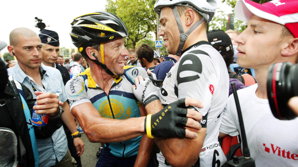 NICE! Lance Armstrong var kjapt borte hos Thor Hushovd etter m�lgang, og ville vite hvordan det gikk i spurten. - Jeg vant, fortalte nordmannen. - Nice! gratulerte legenden.Foto: Heiko Junge, Scanpix