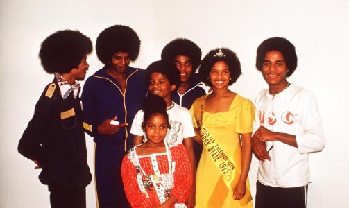 THE JACKSON 5 ANNO 1974: Michael, Randy, Jermaine, Tito, Jackie, Marlon og Janet. Foto: STELLA PICTURES