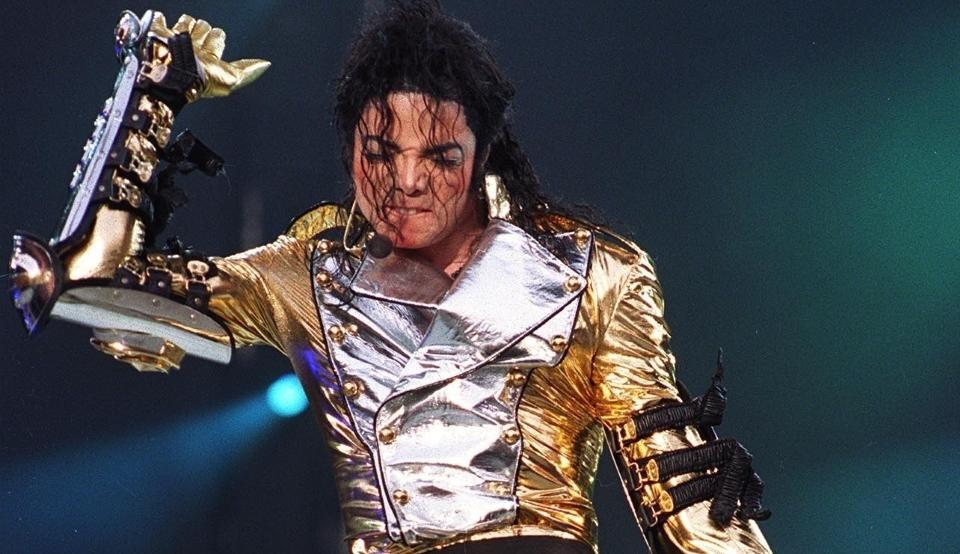 INGEN SM�RSANGER: Men n� stemmes det om Michael Jackson skal lages av sm�r eller ikke. Her fra en konsert p� Wembley Stadium i 1997. Foto: STELLA PICTURES