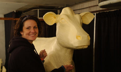 STOR OG GUL: Den tradisjonelle melkekua i sm�r. Foto: IOWA STATE FAIR