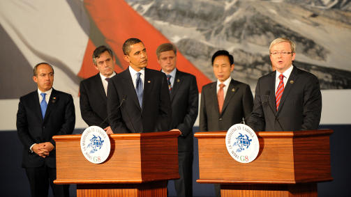 MEKTIGE LEDERE: Australias statsminister Kevin Rudd (t.h.) snakker mens (fra venster til h�yre) Mexicos president Felipe Calderon, Storbritannias statsminister Gordon Brown, USAs president Barack Obama, Canadias statsminister Stephen Harper og S�r-Koreas president Lee Myung-bak lytter. Foto: AFP PHOTO