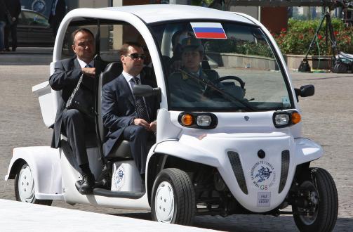 GR�NN TRANSPORT: Russlands president Dmitry Medvedev (nummer to fra venstre) ankom m�tet i en elektrisk bil. Foto: AP Photo