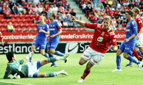 TIDLIG AVGJ�RELSE: Jan Gunnar Sollis scoring etter ni minutter ble det eneste mellom Brann og Lyn i �ttedelsfinalen i cupen i Bergen i kveld.
Foto:  Marit Hommedal, Scanpix
