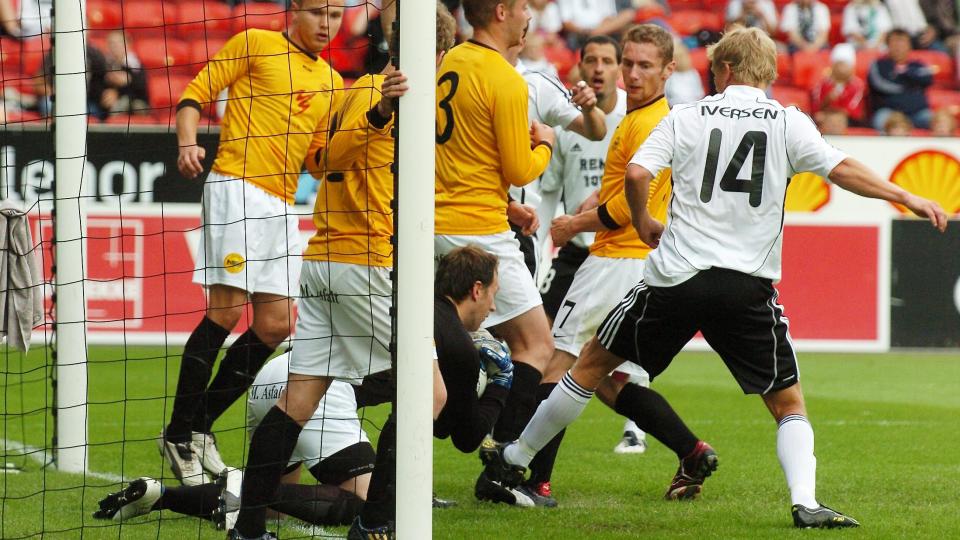 MISSET MYE: Steffen Iversen og Rosenborg hadde rikelig med sjanser, men bommet mye, og ble ofte stoppet av Runavik-keeper Meinhardt Joensen i kveld. Men til slutt l�snet det, og Rosenborg avanserte med 3-1 i kveld og 6-1 sammenlagt mot gjestene fra F�r�yene.Foto: Ned Alley, Scanpix