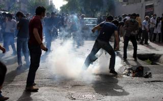 T�REGASS: Militsen brukte t�regass for � spre demonstrantene. Foto:EPA/STRINGER/Scanpix