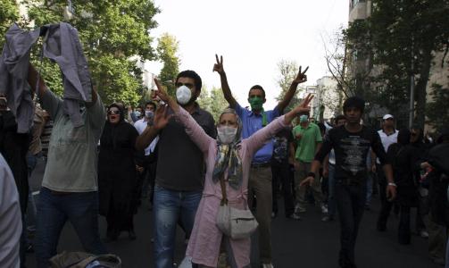 PROTESTERTE I DAG: Flere av demonstrantene skjulte identiteten. Foto: REUTERS/via Your View/Scanpix (Alle bildene i denne saken er tatt av demonstranter og tilskuere, men videreformidlet av internasjonale bildebyr�er)