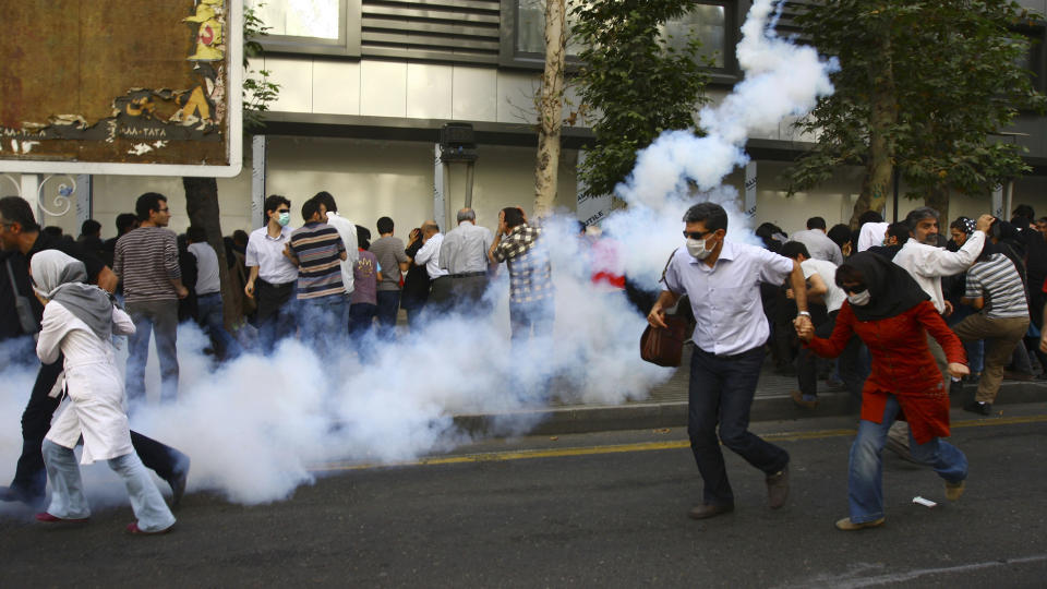 T�REGASS: Det er dramatisk i gatene i Teheran. Dette bildet er tatt 9. juli, men politiet bruker ogs� i dag t�regass og batonger mot demonstrantene. Foto: AP Photo/Scanpix