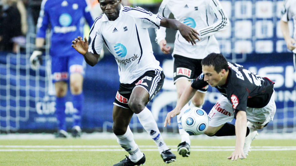 ODD TIL KVARTEN: Odd Grenland og Chukwuma Akabueze slo Fredrikstad og Ardian Gashi ut av cupen i kveld. 
Foto: Kyrre Lien, Scanpix