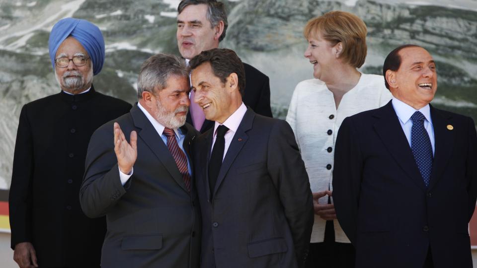  B�R BLI FLERE:  India p� gjestelisten hos noen av de etablert, mektige p� G8-m�tet i L'Aquila i g�r. Bak fra venstre Indias statsminister Manmohan Singh, Storbritannias statsminister Gordon Brown og Tysklands forbundskansler Angela Merkel. Foran president Luis Inacio Lula da Silvo,Brasil, president Nicolas Sarkozy, Frankrike og verten p� G8-m�tet, Italias statsminister Silvio Berlusconi. Foto:Haraz N. Ghanbari/AP/SCANPIX.