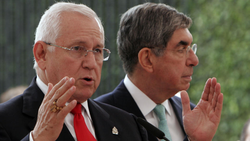  REISTE HJEM:  Roberto Micheletti (t.v) som tok makten i Honduras i et kupp, m�tte mekleren i konflikten, Costa Ricas president Oscar Arias i g�r. N� har Micheletti reist tilbake til Honduras.  Foto: AP/SCANPIX.