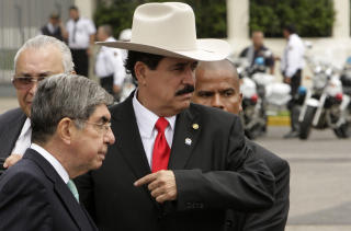  DEN AVSATTE:  Honduras' valgte president Manuel Zelaya (med hatt) m�tte ogs� Costa Ricas president Oscar Arias i g�r. Men ikke mannen som kuppet presidentmakten, p� tross av at begge var i Costa Ricas hovedstad San Juan i samme �rend. Foto: AP/SCANPIX.