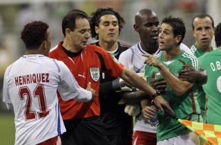 KRANGLING: Her er det Mexicos Jose Antonio Castro som er sinna og peker. Foto: AP /David J. Phillip