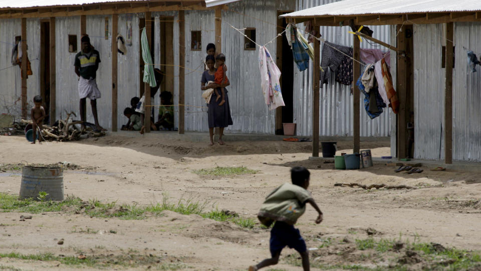GRUSOMME FORHOLD: Hver uke d�r om lag 1.400 tamilske flyktninger i gigantleiren Manik Farm p� Sri Lanka, forteller h�ytst�ende personer i internasjonale hjelpeorganisasjoner.Foto: David Gray/AFP