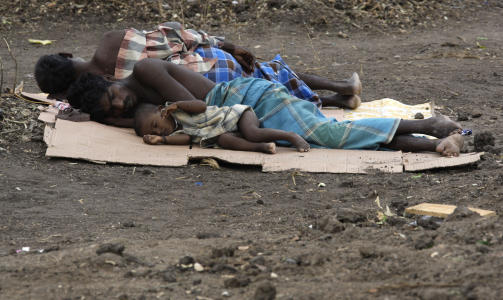 �KONSENTRASJONSLEIRE: 300.000 personer bor n� i leire p� Sri Lanka, av myndighetene kalt �velferdslandsbyer�, av kritikere betegnet som konsentrasjonsleire. Her sover flyktninger i Manik Farm. Foto: David Gray/AFP