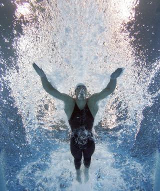 RASKEST: Slik ser det ut undenfra n�r Phelps sv�mmer rekordfort. Foto: REUTERS/Christinne Muschi