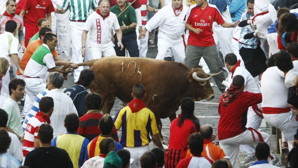 SLO SEG VRANG: Oksen Capuchino skapte kaos i mengden etter � ha blitt tirret av l�psdeltagerne i Pamplona. Foto:REUTERS/Susana Vera/Scanpix
