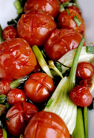 TOMATSALAT: Bruk forskjellige tomattyper i denne retten, og ikke tenk p� om de er store eller sm�.