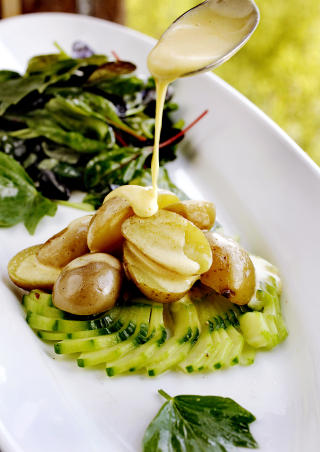 POTETSALAT: Er sommermat nummer �n. Kombiner gjerne med frisk gr�nn salat og gode urter.