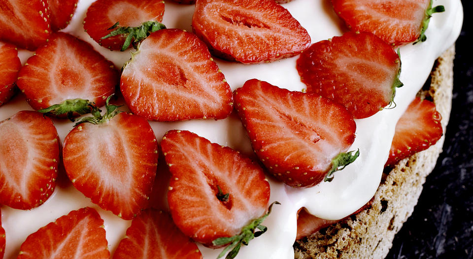 JORDB�RKAKE: Fristende kake med marengsbunn - som smaker ekstra godt dersom jordb�rene er friste, saftige og s�te. Alle foto: Mette M�ller.