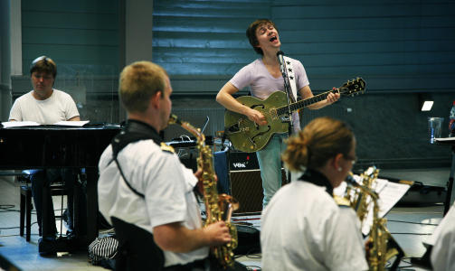 EN NORSK SINATRA: Sondre Lerche med storbandet Marinemusikken. Foto: STEINAR BUHOLM/DAGBLADET