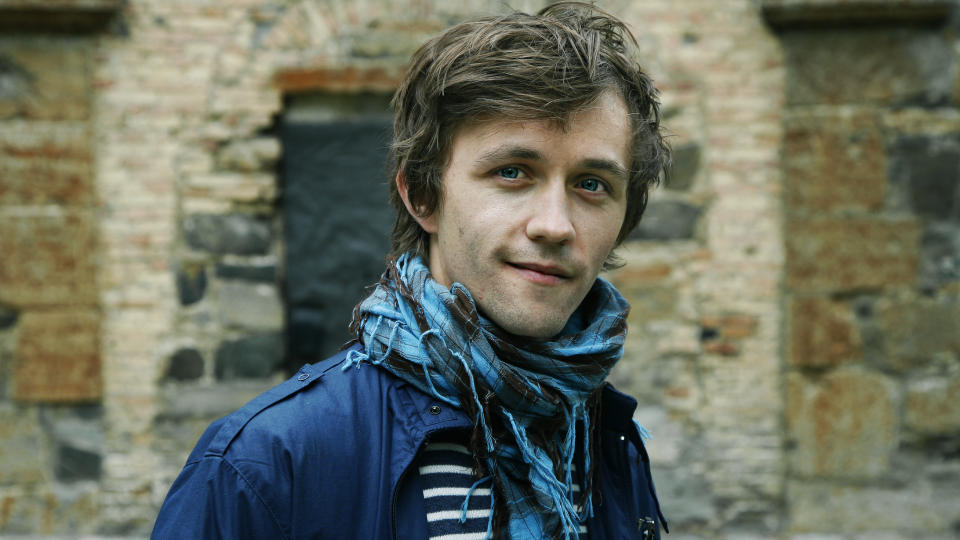 SPILLER P� AKERSHUS I KVELD: Sondre Lerche f�r drahjelp av rundt 30 militante musikere fra Marinemusikken under kveldens konsert ved Karpedammen p� Akershus festning. Foto: STEINAR BUHOLM/DAGBLADET