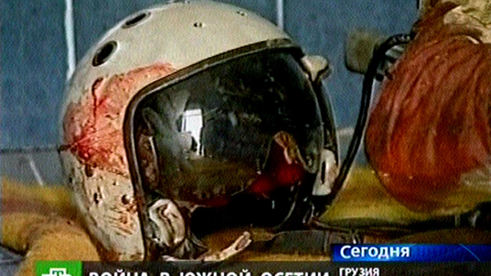SKUTT NED AV SINE EGNE: En blodig pilothjelm ligger ved siden av b�ren til det som angivelig var en nedskutt russisk pilot. TV-bildene ble publisert av georgiske myndigheter 9. august i fjor, midt under den ti dager lange krigen med Russland. Foto: AP/NTV Russian Channel