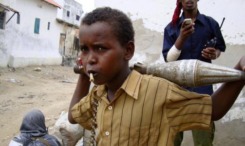 SOMALIA: Et somalisk barn holder ammunisjon mens islamister kjemper gatekamper mot regjeringsstyrker i Mogadishu. Kampene i Somalias hovedstad har drevet over 200 000 p� flukt den siste tiden.  REUTERS/Omar Faruk