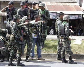 AKSJON: Soldater gj�r seg klar til � storme huset til en mistenkt oppr�rer. Foto: REUTERS/Surapan Boonthanom/Scanpix