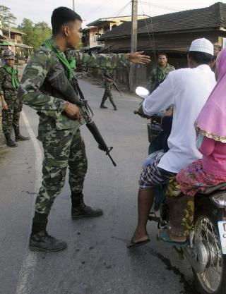 STORT MILIT�ROPPBUD: Men milit�r tilstedev�relse har ikke vist seg � v�re noen garanti for folks sikkerhet i S�r-Thailand. Foto: REUTERS/Surapan Boonthanom/Scanpix