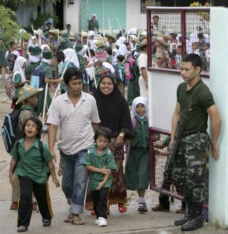V�PNET VAKT: En soldat st�r vakt ved en skole. Mange l�rere er drept. Foto: REUTERS/Surapan Boonthanom/Scanpix
