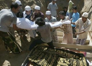 BEGRAVELSE: Thai-muslimer begraver ett av ofrene etter angrepet mot Al-Furquan-angrepet, der ti menneske ble drept. Foto: REUTERS/Surapan Boonthanom/Scanpix