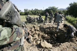 BOMBEANGREP: Politifolk unders�ker �stedet etter et av mange bombeangrep i omr�det. Foto: REUTERS/Surapan Boonthanom/Scanpix