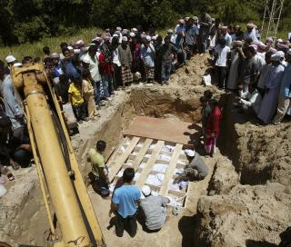 SAMLES I SORG: Venner og familie av ofrene etter angrepet p� Al-Furquan-moskeen. Foto: REUTERS/Surapan Boonthanom/Scanpix