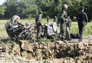 UNDERS�KER: Politifolk og soldater p� skadestedet etter veibomben i g�r. Foto: REUTERS/Surapan Boonthanom/Scanpix