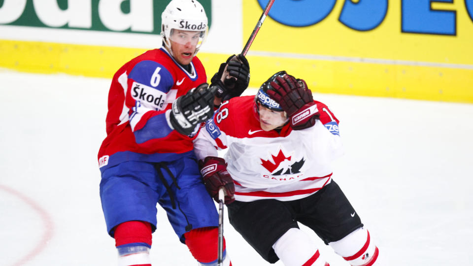 LANDSLAGSSPILLER: Jonas Hol�s har sagt nei til en NHL-klubb. Her er nordmannen i duell med kanadiske Matthew Lombardi i VM. Foto:
Foto: Cornelius Poppe / SCANPIX