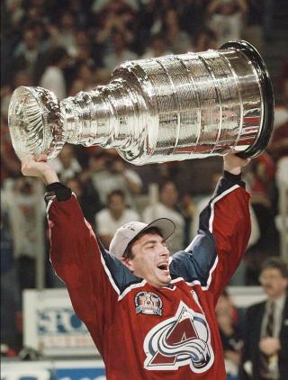 STANLEY CUP-VINNER: Joe Sakic kunne l�fte NHL-trofeet i 1996, som Avalanche-kaptein. Foto: AP Photo/Paul Chiasson