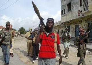 GATEKAMPER: Islamistiske oppr�rere har den siste tiden kjempet mot regjeringsstyrker i Mogadishu. REUTERS/Mowliid Abdi