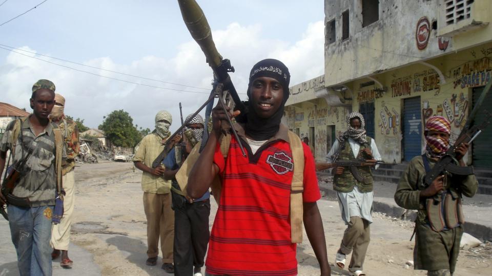 BORTF�RT: Islamistiske oppr�rere i al-Shabaab patrulerer gatene i Mogadishu. To franske journalister har blitt bortf�rt i den somaliske hovedstaden. Foto: REUTERS/Mowliid Abdi/Scanpix